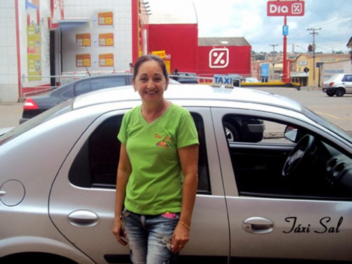 A taxista Sueli Lemys mostra com orgulho a sua ferramenta de trabalho