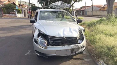 Motorista atravessa o ‘Pare’ e acerta outro veículo