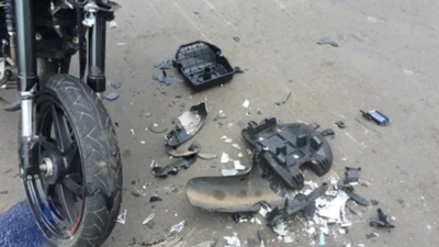 Motociclista não consegue frear e acerta caminhão que avançou o ‘Pare’