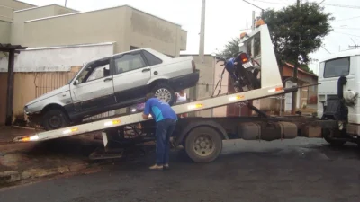 Motorista aparentando embriaguez invade residência