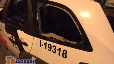 Coveiro bate em veículos parados e agride policial ao ser detido