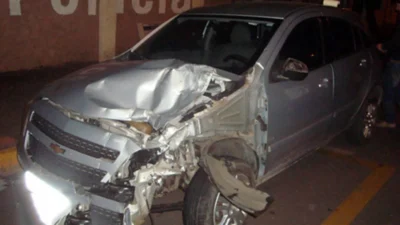 Veículo parado em rodovia provoca acidente