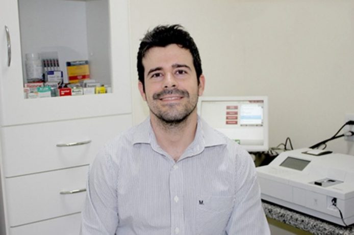 Dr. Adriano Poletti é Médico Veterinário na Clínica Veterinária Vila Bicho