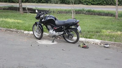 Jovem bate sozinho de moto em árvore e morre