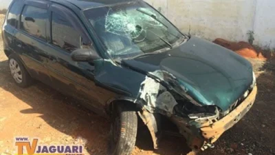 Adolescente perde o controle de carro e derruba poste de luz