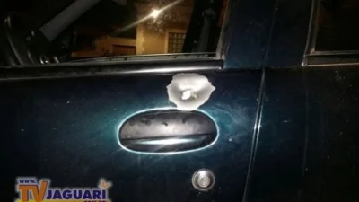 Veículo com marcas de tiro é encontrado em canavial