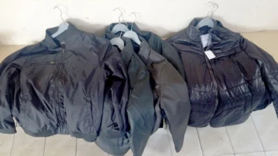 Homem furta blusas de loja e agride vendedora com cabide