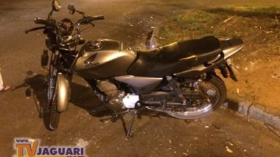 Motociclista atravessa ‘Pare’ e acerta veículo