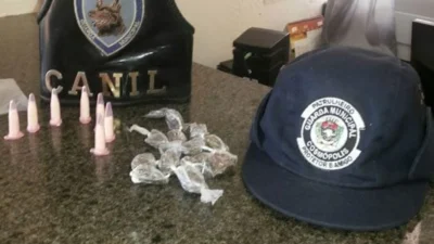Droga escondida em poste de luz é encontrada por GM