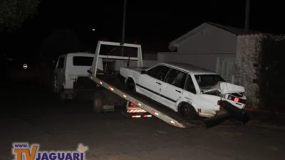Motorista bate carro em árvore e abandona veículo
