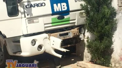 Motorista passa mal e perde o controle de caminhão do lixo