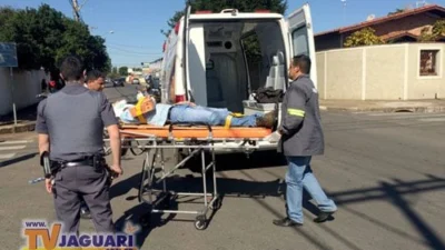 Motorista não vê motociclista e atravessa o ‘Pare’