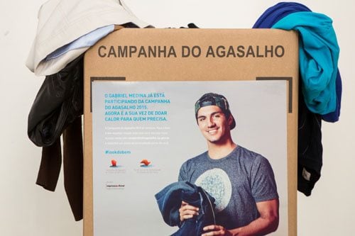 O surfista Gabriel Medina é o garoto-propaganda da Campanha do Agasalho 2015