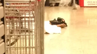 Homem é morto a facadas em supermercado