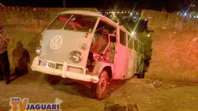 Kombi perde o freio e para pendurada em muro