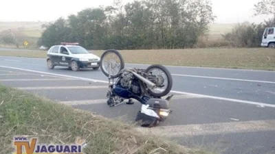 Sol atrapalha visão, motociclista perde o controle e bate em carro