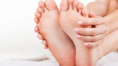 Saiba como evitar rachaduras nos pés e mantê-los macios
