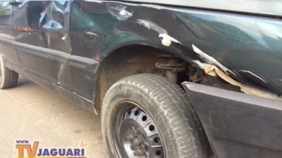 Adolescente dirigindo moto se envolve em acidente com carro
