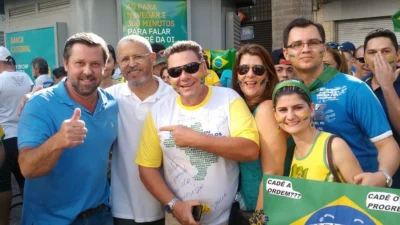 Cosmopolenses vão às ruas pedir impeachment da presidente