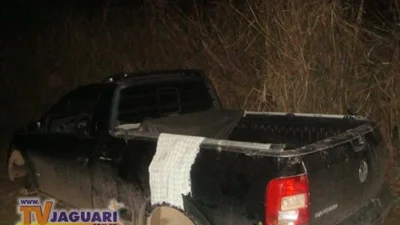 Saveiro roubada é encontrada depenada em canavial