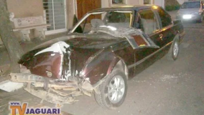 Motorista perde o controle, bate em ‘guardrail’ e abandona carro