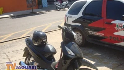 Mulher não respeita sinalização de ‘pare’ e bate com moto da GM