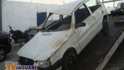 Pedreiro perde o controle e capota em canavial