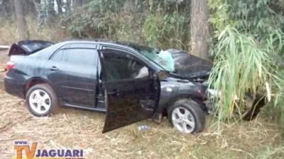 Motorista bate em árvore em estrada vicinal