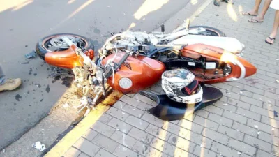Homem morre ao bater de moto em muro