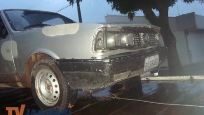 Motorista aparentando embriaguez acerta muro