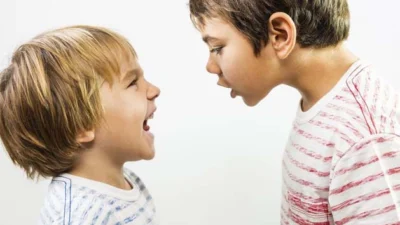 Saiba como lidar com a agressividade infantil, uma fase difícil pela qual as crianças podem passar