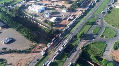 Manifestação fecha Rod. Prof. Zeferino Vaz em frente a Replan
