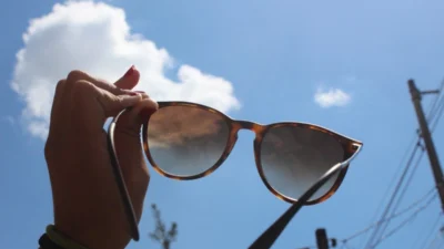 Uso constante de óculos de sol adequados evita complicações em longo prazo