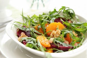 Comer salada antes do prato principal ajuda a evitar exageros