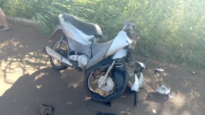 Motorista aparentando embriaguez bate de frente com motociclista