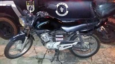 Ladrões furtam moto e abandonam em matagal