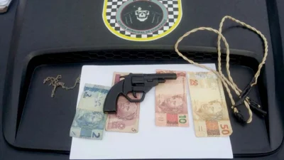 Romu aborda dupla portando revólver de brinquedo e maconha
