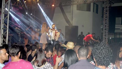 Sertanejo universitário com Villa Baggage
