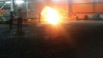 Cilindro de gás pega fogo em garagem de ônibus