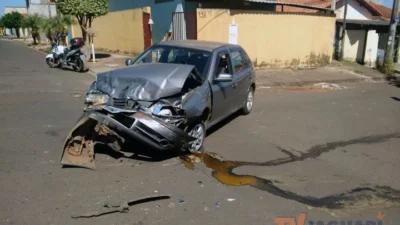 Caminhão e carro se envolvem em acidente no Parque Ester