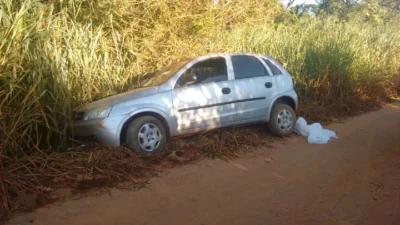 Carro roubado é localizado abandonado no dia seguinte