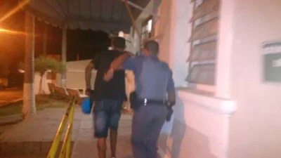 PM aborda rapaz com celular furtado no fim do ano