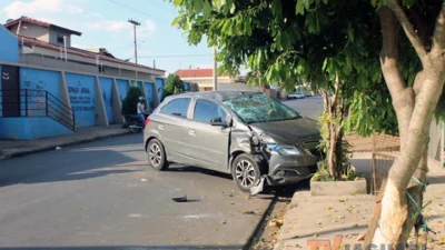 Professora tem mal súbito e capota carro na Rua Guilherme Hasse