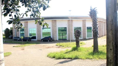 Enorme Auditório da Escola Cecília Meirelles nunca funcionou e degrada a cada dia