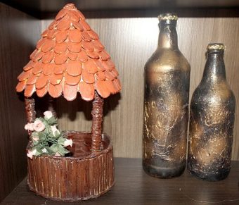 Vaso decorativo e garrafas de vidro ornamentadas