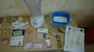 PM encontra dinheiro, drogas e material para preparo de entorpecentes