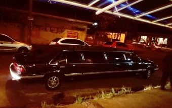 A Limousine parou em frente ao restaurante Pilequinho, na noite de sábado (14)