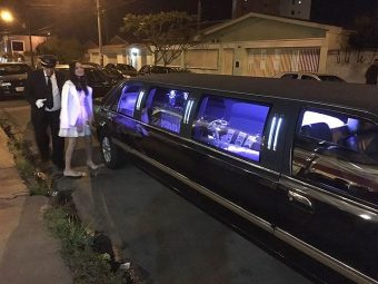 Chofer abrindo a Limousine para a aniversariante