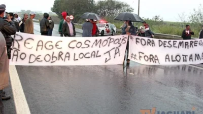 Manifestantes bloqueiam a rodovia Prof. Zeferino Vaz por mais de três horas