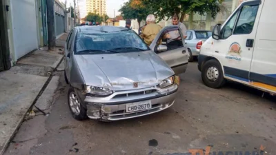 Motorista perde o controle e capota na Vila Kalil